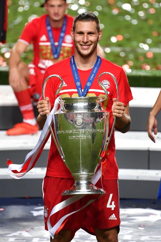 Niklas Süle holding the UEFA Champions League trophy with Bayern Munich