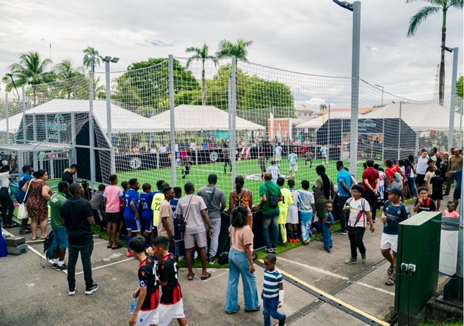 Crowd gathered around the new Sergiño Dest Court in Paramaribo